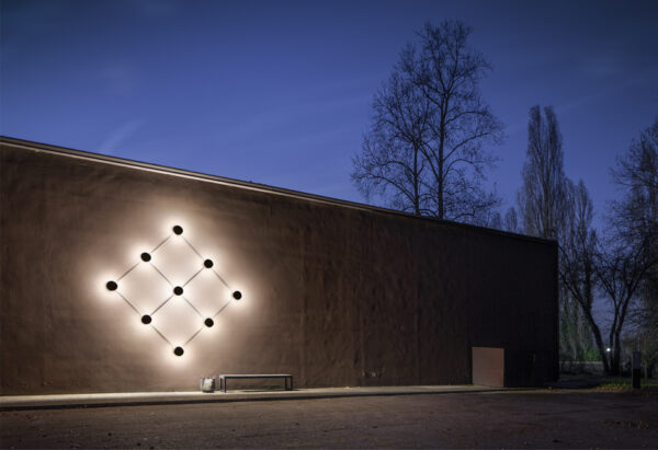 Eindrucksvolle Licht Wandgestaltung im Außenbereich als Aufbaulösung