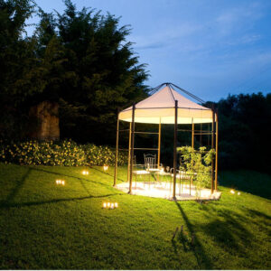 Exklusiver Gartenpavillion mit Beleuchtung