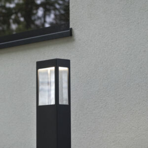 Moderne Pollerleuchte mit eingebauter Green up 16A Steckdose