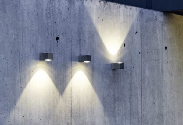 Dimmbare LED Außen Wandleuchte für moderne Lichtgestaltung auch mit einseitigen Lichtaustritt möglich