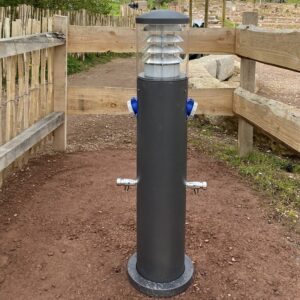 Außenleuchte mit Steckdosen und Wasseranschluß