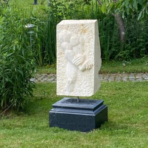 Steinrelief Kunst im Garten