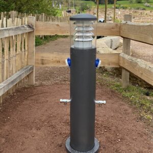 Professionelle Campingplatz Leuchte mit Steckdosen und Wasseranschluß