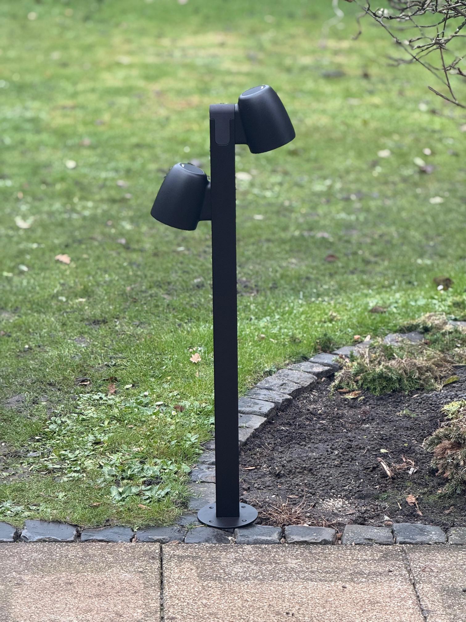 Gartenleuchte mit 2 Lampenköpfen für eine schön Gartenbeleuchtung