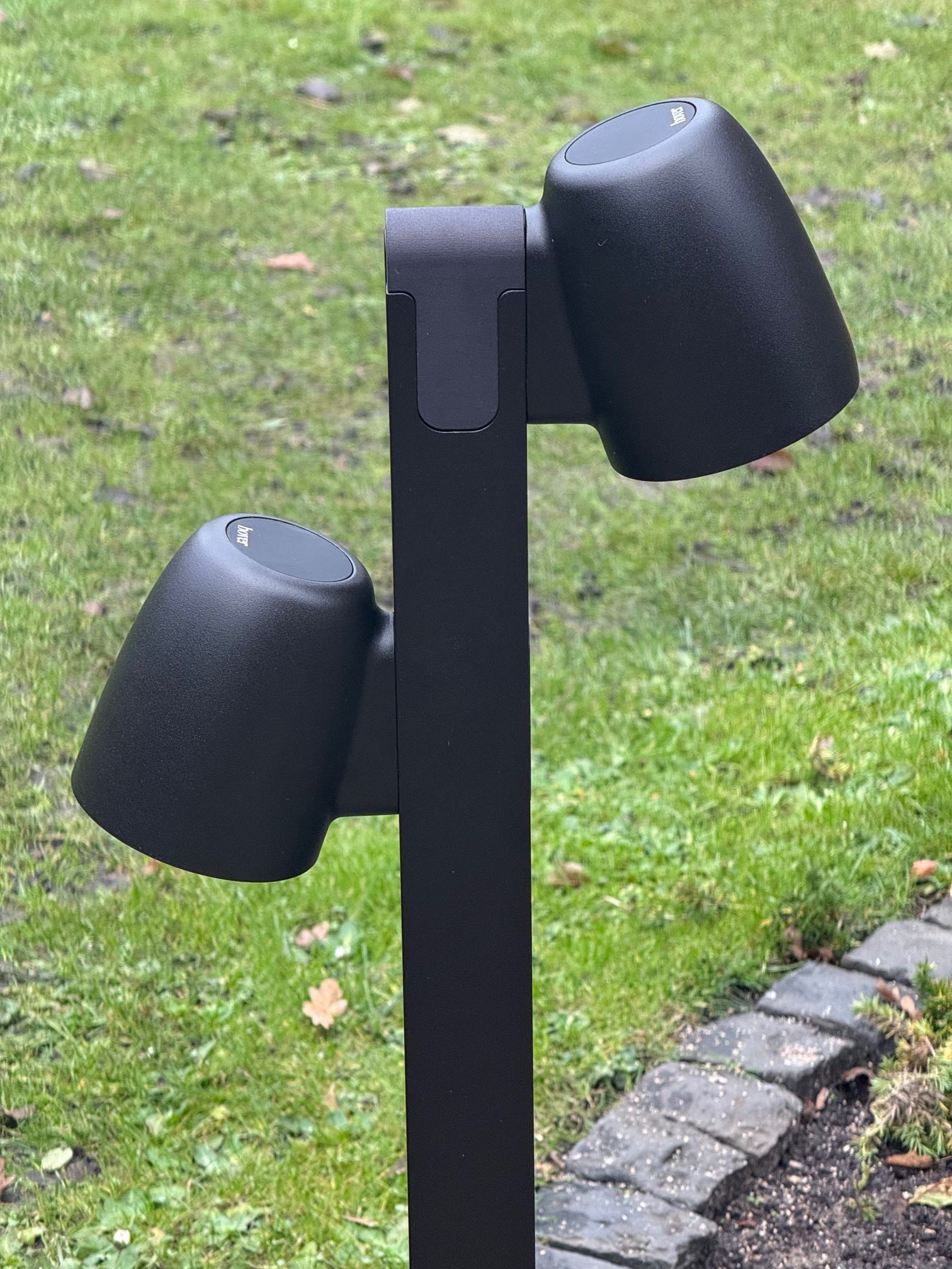 Gartenleuchte mit 2 Lampenköpfen ideal für Beet und Wegbeleuchtung