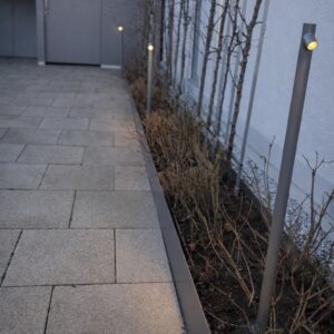 Filigrane moderne Wegbeleuchtung zum Hauseingang