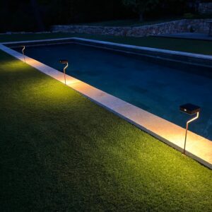 Solarleuchten am Rand von einem Außenpool