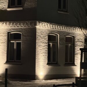 Beispiel schöner Hausfassaden Beleuchtung mit Einbauscheinwerfer