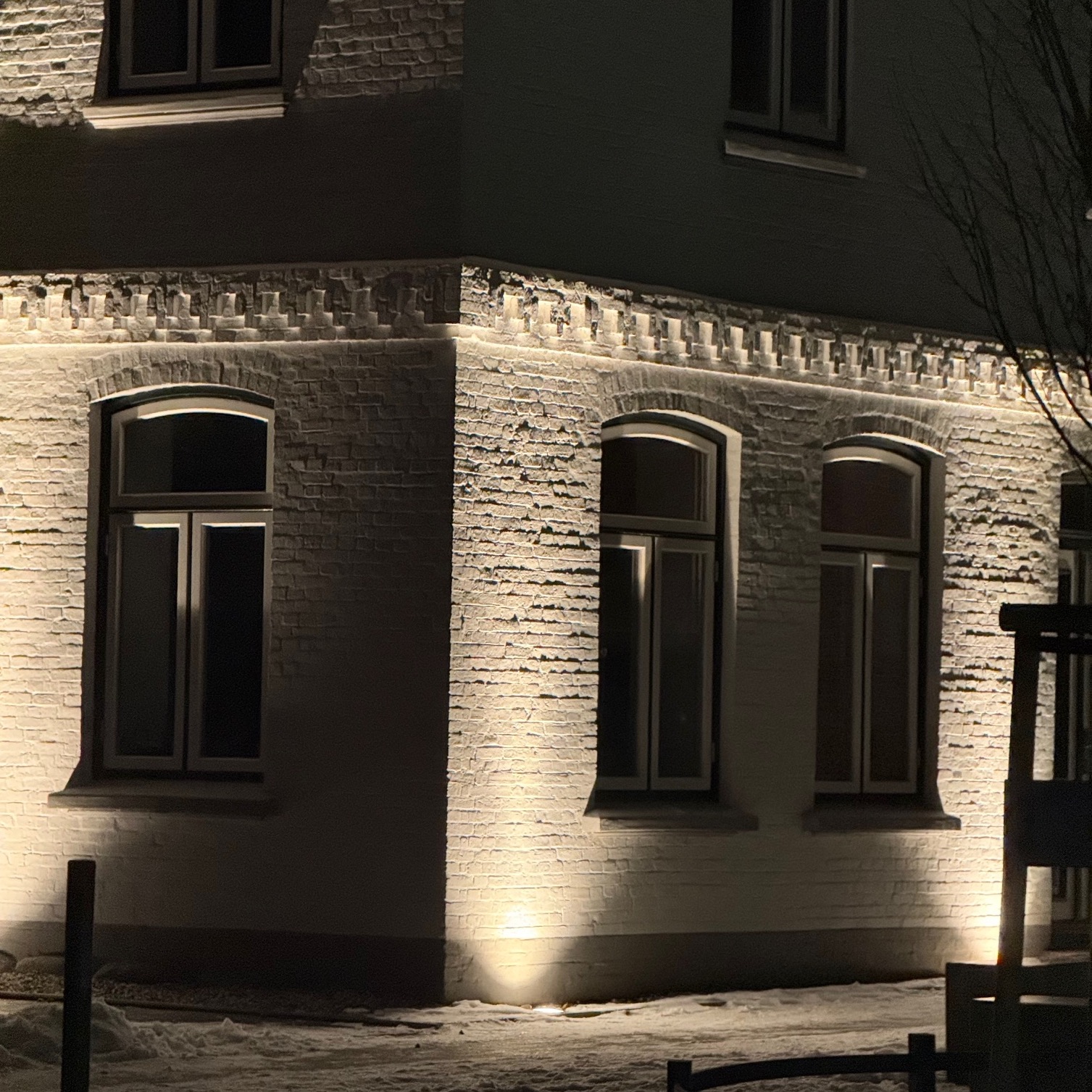 Beispiel schöner Hausfassaden Beleuchtung mit Einbauscheinwerfer