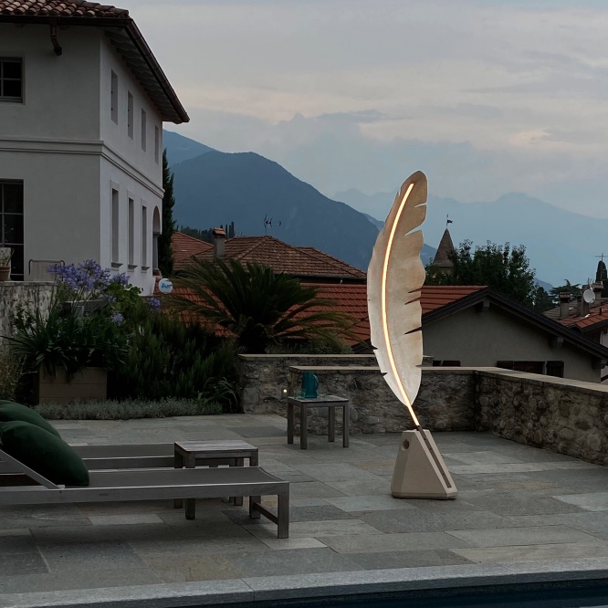 Dekorative Lichtskultur als outdoor Design Stehleuchte