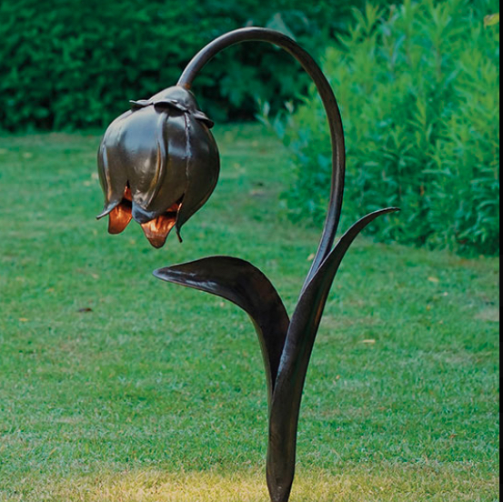 Gartenleuchte in Form einer Blume