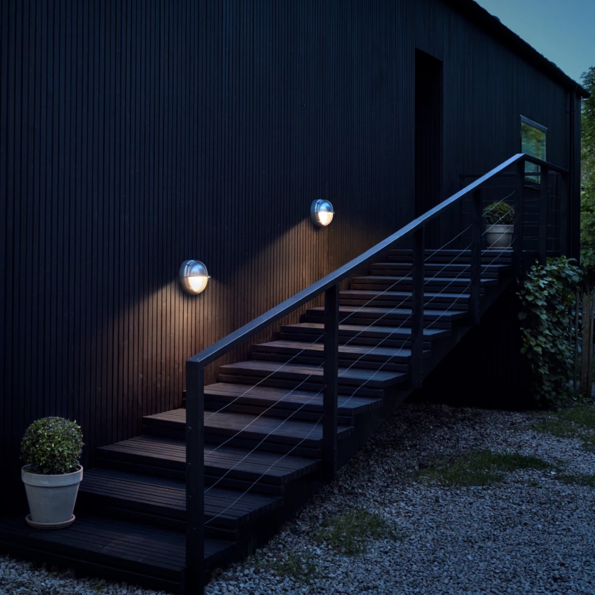 Runde Aufbau Wandleuchten halb abgeblendet für Außentreppe