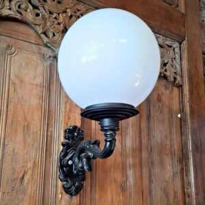 Gusseiserne Kugel Wandleuchte 40cm mit geschwungenem Arm