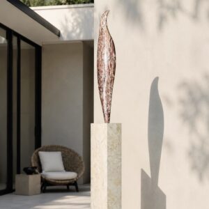 Exklusive Skulptur aus Kalkstein auf der Terrasse