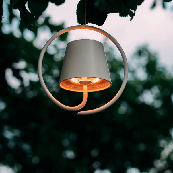 Kleine moderne Outdoor Akkuleuchte zum Hängen