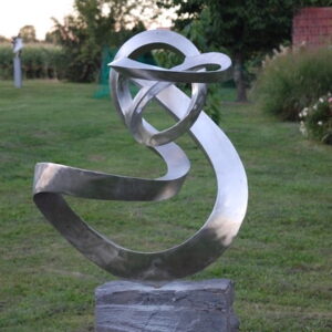 Edle Gartenskulptur aus Edelstahl