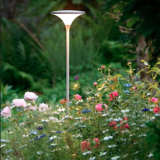 Gartenleuchte für Blumenbeete und naturnahe Bepflanzung