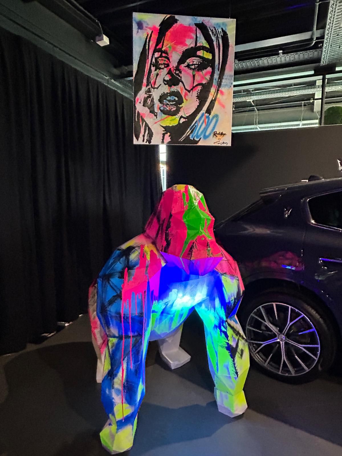 Große Gorilla Skulptur mit fluoreszierender Gestaltung von Tomboy Rocketbyz