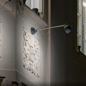 Hochwertiger Fassadenstrahler mit Wandarm zur Beleuchtung historischer Ornamente
