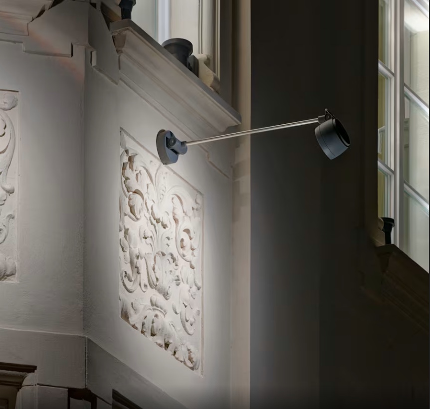 Hochwertiger Fassadenstrahler mit Wandarm zur Beleuchtung historischer Ornamente