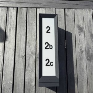 Beleuchtete Hausnummer für Mehrfamilienhaus mit drei Hausnummern und 3-seitiger Sichtbarkeit