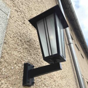 Nachgebaute historische Außenwandleuchte aus Schmiedeeisen mit Echtglas als individuelle Sonderanfertigung