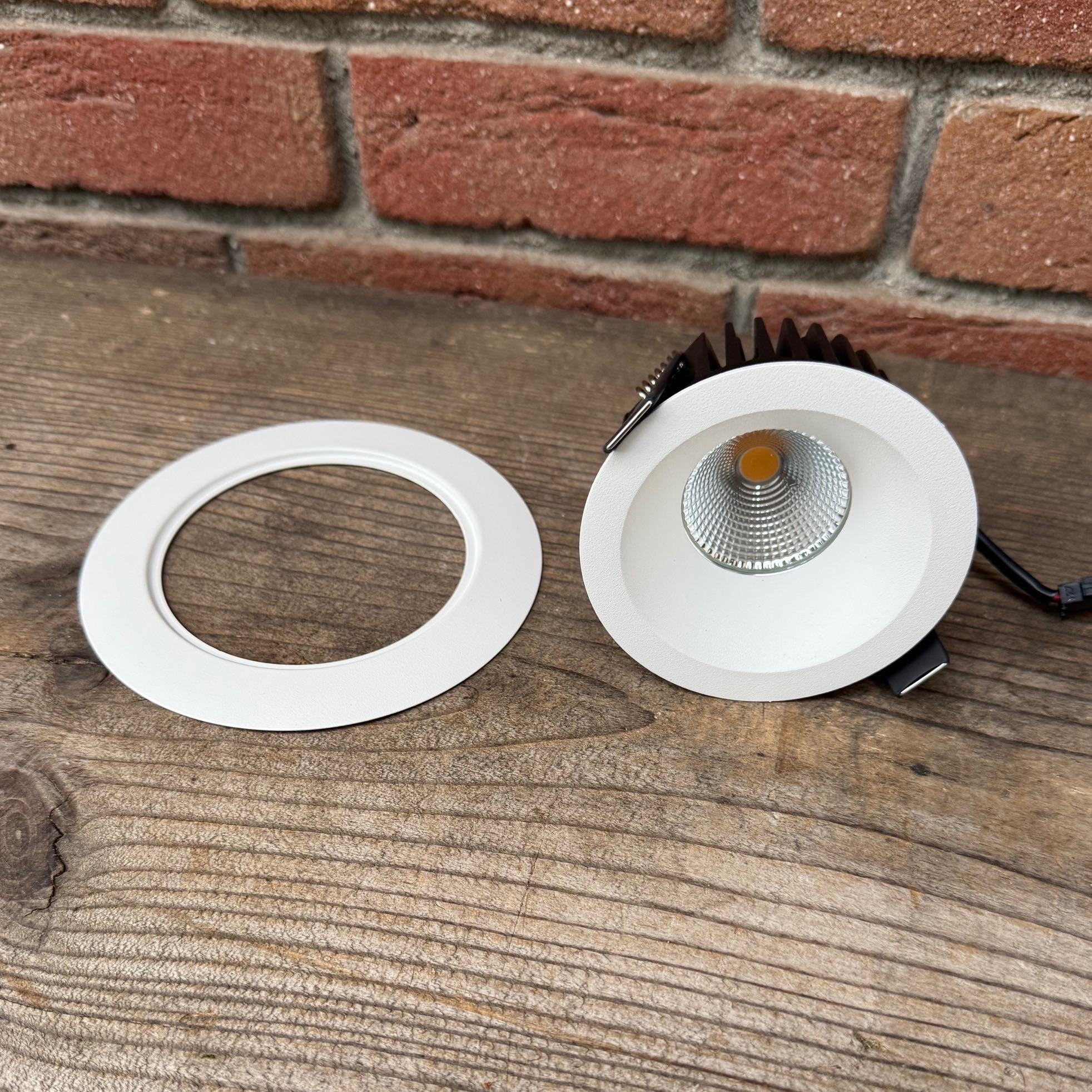 LED Deckeneinbaustrahler Außen mit Ausgleichsring für große Deckenausschnitte