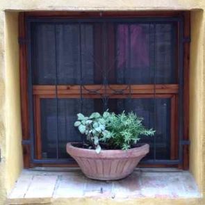 Filigranes altes Fenstergitter