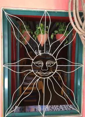 Fenstergitter aus Stahl in Form einer Sonne