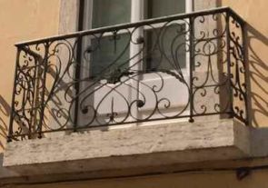 Schöner alter Balkon mit Verzierungen