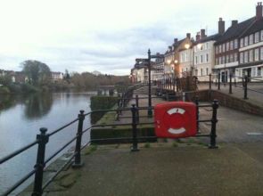 Schönes altes englisches Geländer am Wasser