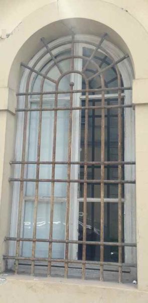 Altes massives Fenstergitter zur Sicherung