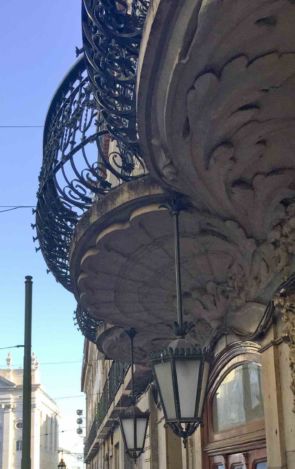 Antike Hängeleuchten unter altem historischen Balkon